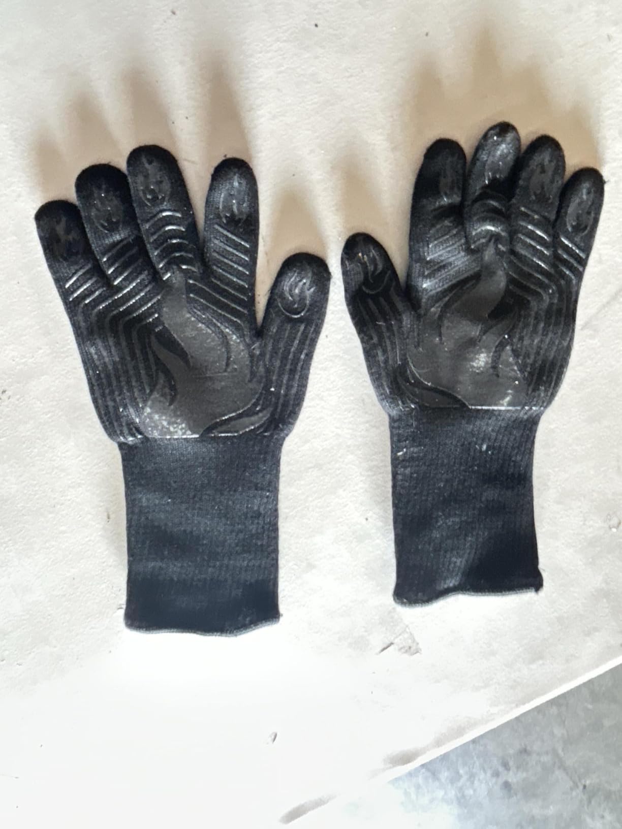 BBQ Gloves, 1472°F Heat Resistant Gloves Fireproof Mitts, Grilling Gloves Silicone Non-Slip Washable Oven Glove, Kitchen Glove for Barbecue, Grilling, Cooking, Baking, Camping, Smoker (Black) customer photo 1