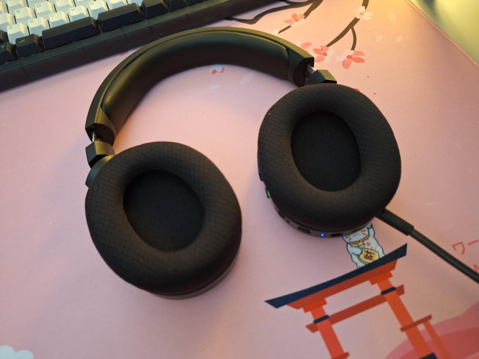 Razer Barracuda X Wireless Gaming & Mobile Headset (PC, PlayStation, Switch 2, Android, iOS) - 2.4GHz Wireless + Bluetooth - Lightweight - 40mm Drivers - Detachable Mic - 50 Hr Battery - Mercury White customer photo 2