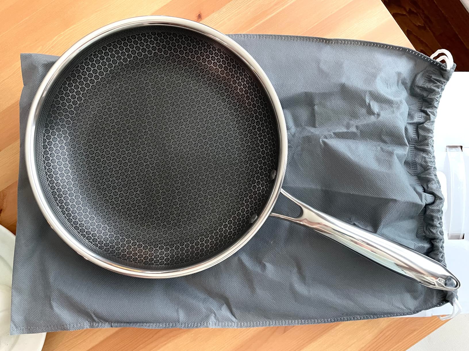 HexClad Hybrid Nonstick 6-Piece Fry Pan Set, 8, 10, and 12-Inch Frying Pans with Tempered Glass Lids, Stay-Cool Handles, Dishwasher-Friendly, Induction Ready, Compatible with All Cooktops customer photo 1