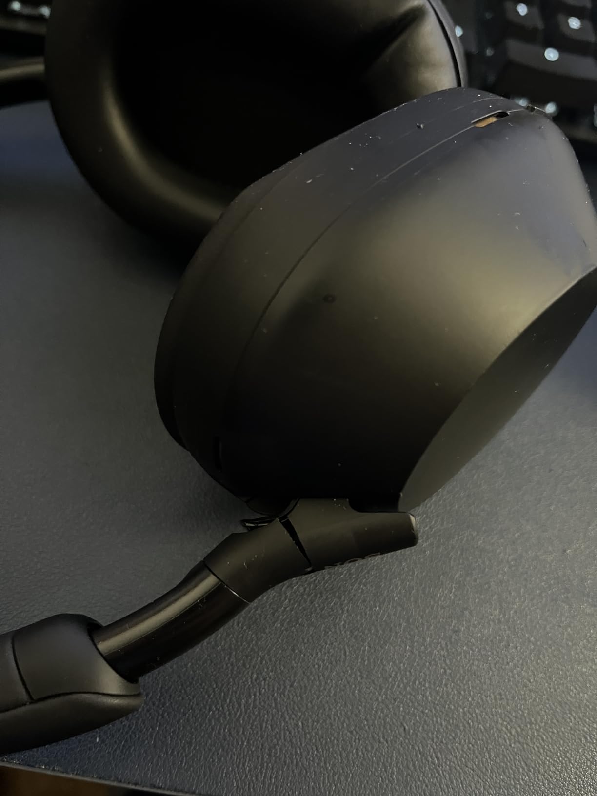 Sony WH-1000XM5B Noise Canceling Wireless Headphones - 30hr Battery Life - Over-Ear Style - Optimized for Alexa and Google Assistant - Built-in mic for Calls - International Version - Charcoal Black customer photo 2