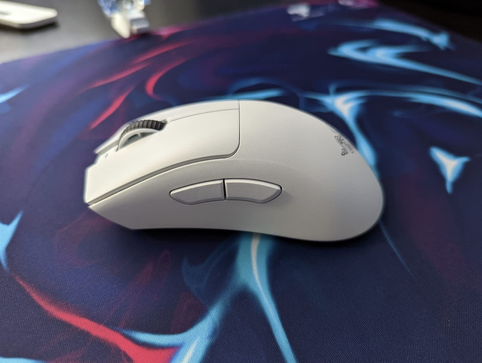 DeathAdder V3 Pro Wireless Gaming Mouse: 64g Lightweight Ergonomic - 30K DPI Optical Sensor - Gen-3 Optical Switches - 8 Programmable Controls - Up to 90 Hr Battery - White customer photo 2