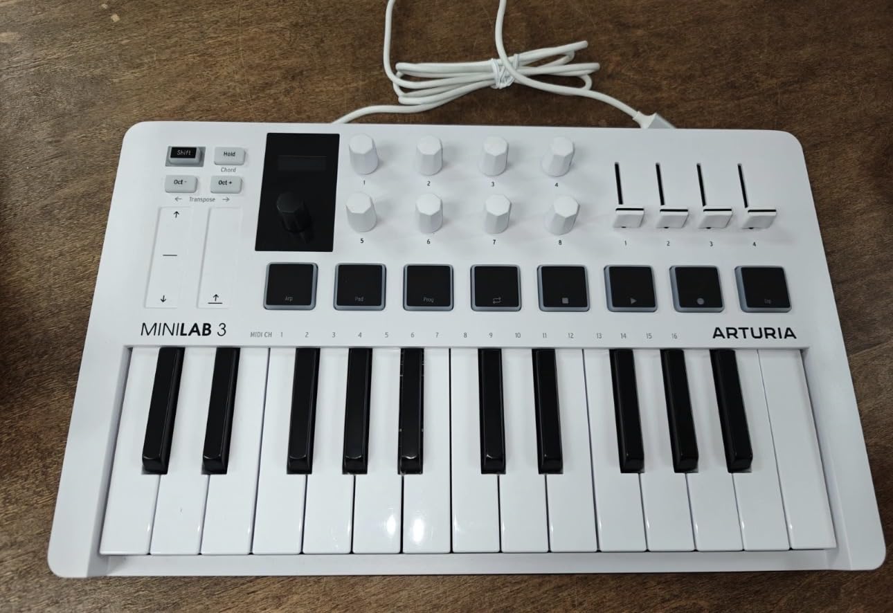 Arturia MiniLab 3 - Universal MIDI Controller for Music Production, with All-in-One Software Package - 25 Keys, 8 Multi-Color Pads customer photo 1