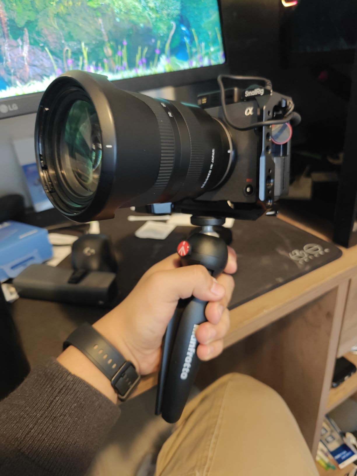 Manfrotto Mini Tripod with Universal Smartphone Clamp, Made in Italy, for iPhone with or Without Case, CSC, Vlogging, Videography customer photo 1