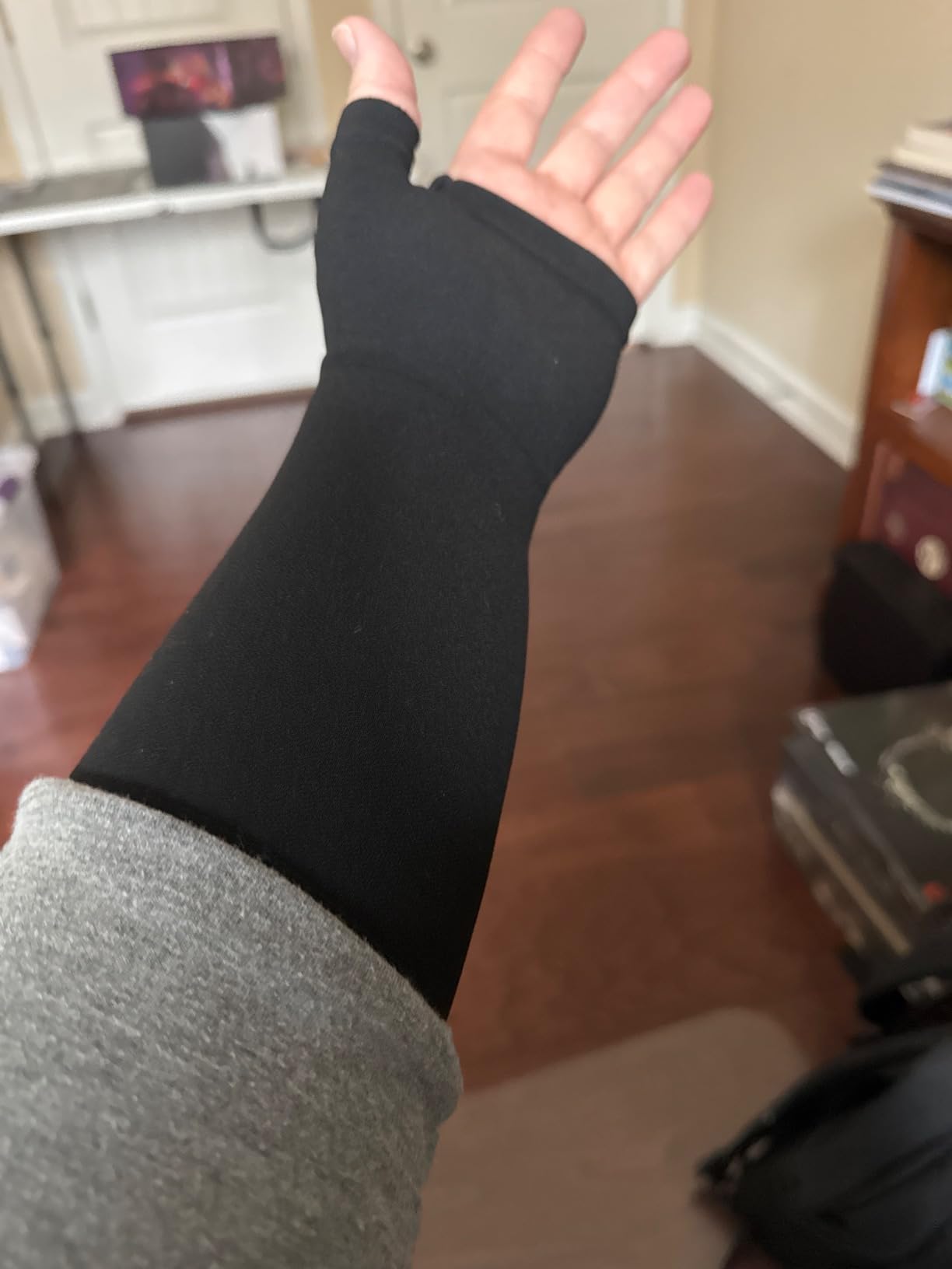 beister Lymphedema Medical Compression Arm Sleeve with Gauntlet for Men & Women (Single), 20-30 mmHg Full Arm Support with Dot Silicone Band, Graduated Compression Arm Brace for Swelling, Arthritis customer photo 1