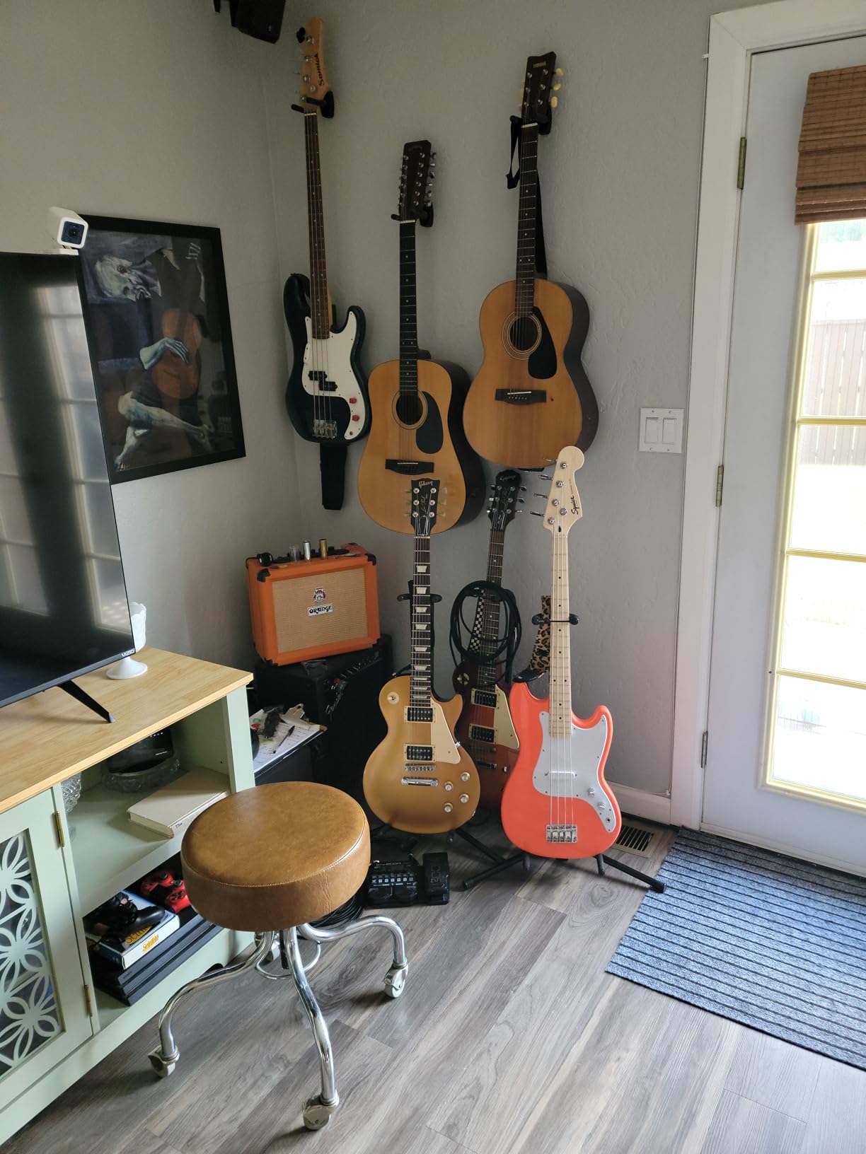 Fender Squier Sonic Precision Bass Guitar, Beginner Guitar, Includes 30 Days of Free Lessons, Laurel Fingerboard and Step Up Pickups, Chrome Hardware, and Polyurethane Finish, Black customer photo 2
