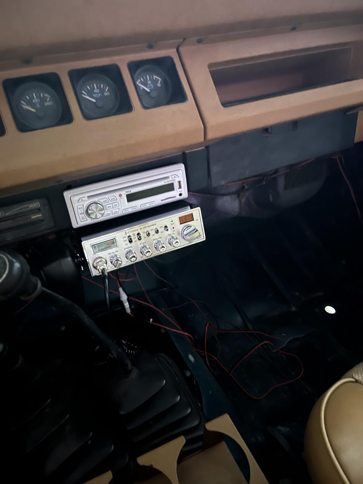 Cobra 29 NW AM/FM Classic Professional CB Radio - Easy to Operate Emergency Radio, Travel Essentials, Instant Channel 9/19, Full 40 Channels, SWR Calibration and NightWatch Illumination Display, Black customer photo 2