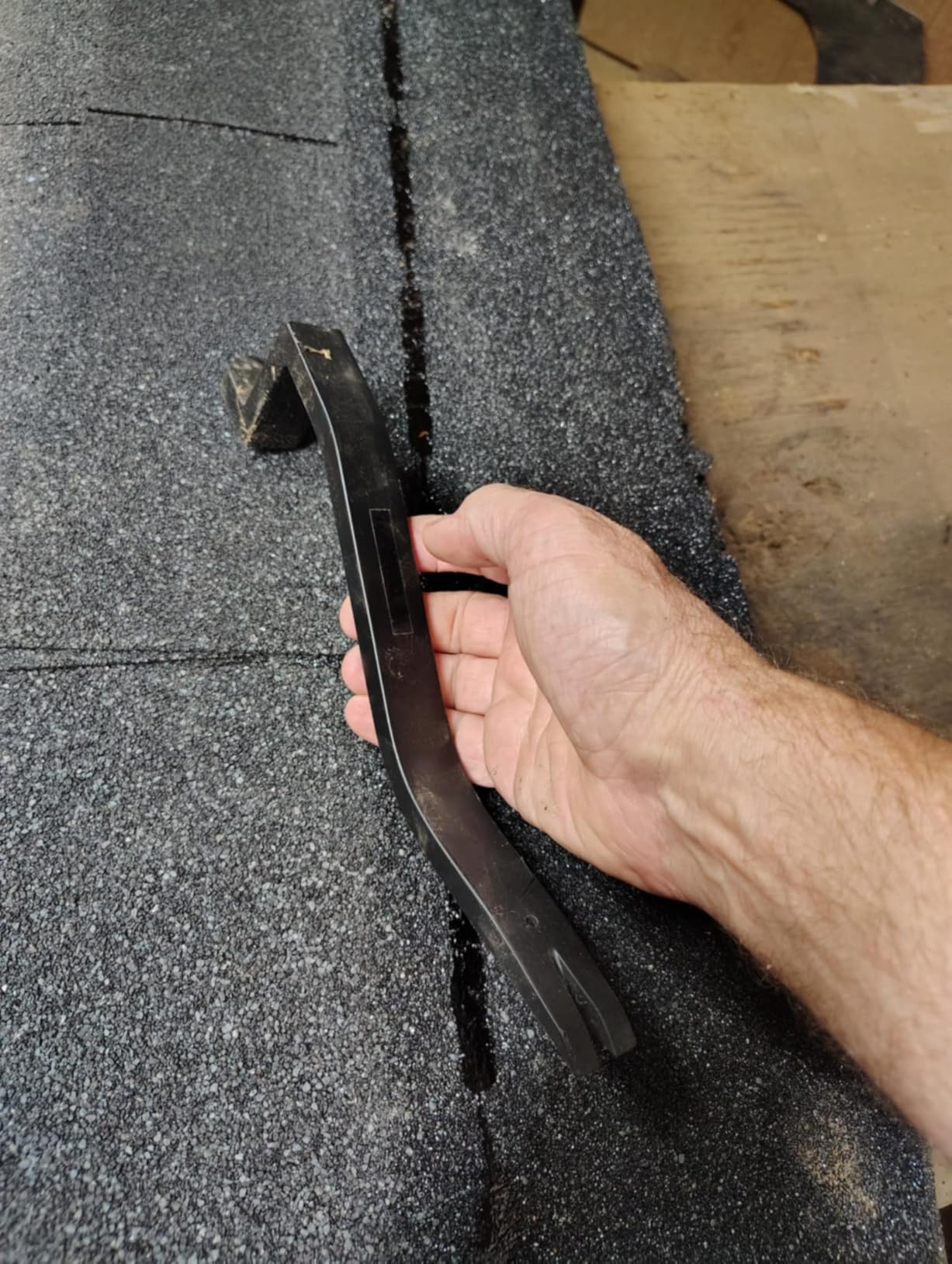 Magnetic Roof Shingle Remover Roof Shingle Removel Tool Heavy Duty Roof Shingle Nail Installer and Puller with Magnetic Nail Slat for Holding Roof Shingles Nail Well during installation (Green) customer photo 1