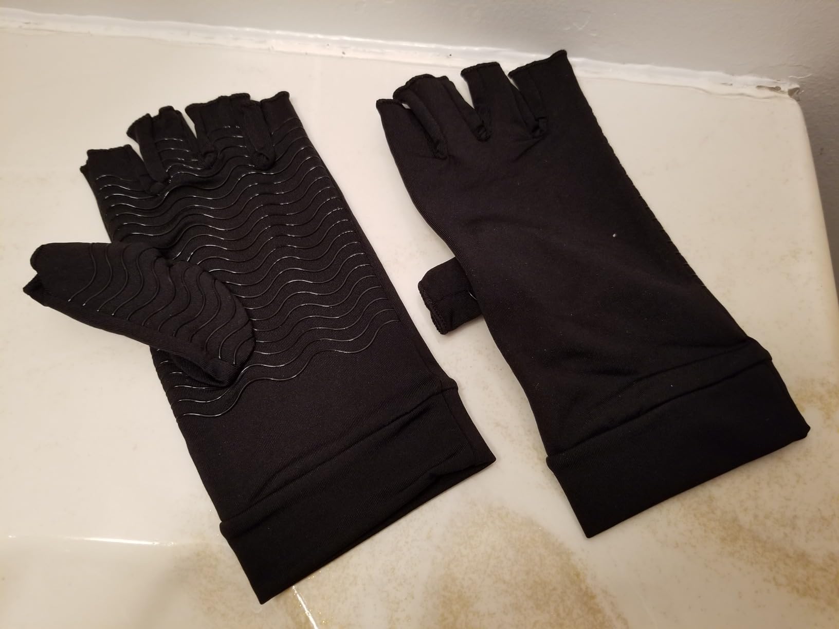 2 Pairs Copper Arthritis Compression Gloves for Rheumatoid, Osteoarthritis, Carpal Tunnel Pain Relief, Compression Hand Gloves for Women & Men,Anti-Slip Fingerless Gloves for Work,Typing (M) customer photo 1