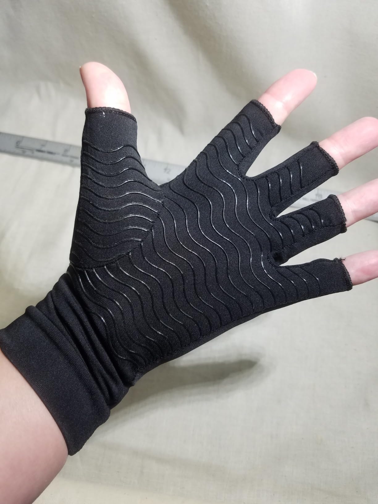 2 Pairs Copper Arthritis Compression Gloves for Rheumatoid, Osteoarthritis, Carpal Tunnel Pain Relief, Compression Hand Gloves for Women & Men,Anti-Slip Fingerless Gloves for Work,Typing (M) customer photo 2