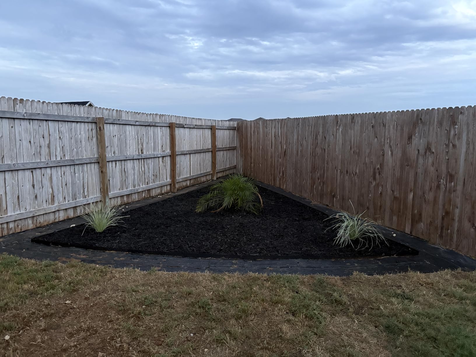 Hugeleaf 4.5 Inch Metal Landscape Edging, Metal Garden Edging with 11Pcs Stakes, 40 Inch Steel Landscape Edging Pack of 10 (33 Feet Total Length) customer photo 1