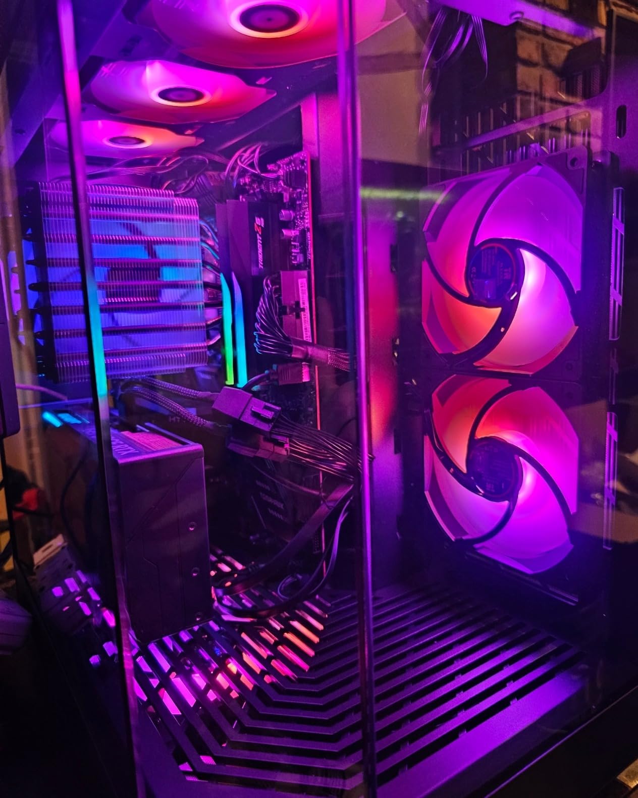 990 PRO NVMe M.2 SSD, 4 TB, PCIe 4.0, 7,450 MB/s Read, 6,900 MB/s Write, Internal SSD, for Gaming and Video Editing, MZ-V9P4T0BW customer photo 1