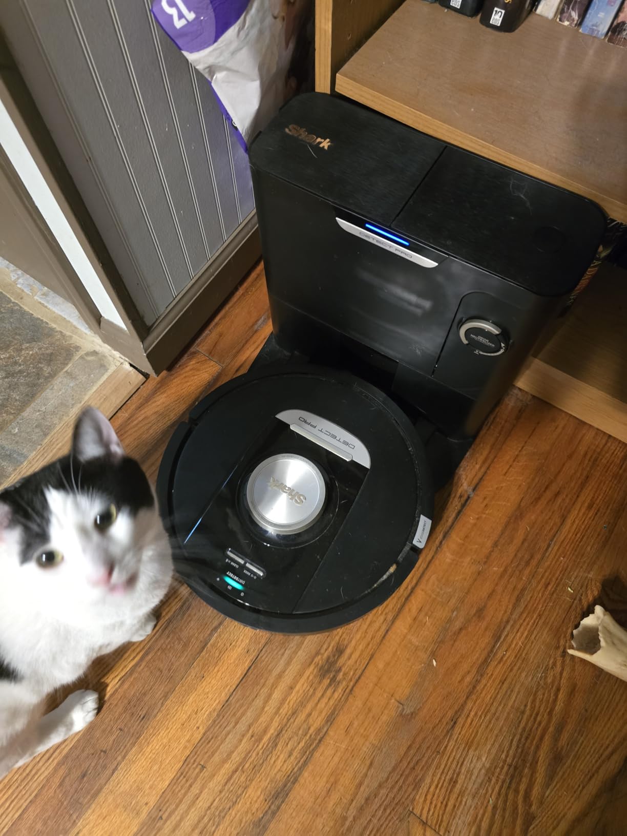 Shark PowerDetect Self-Empty Robot Vacuum with NeverStuck Technology, Auto Deep-Clean Carpets & Hardfloors, 30 Day Capacity HEPA Bagless Base, for Pet Hair, WiFi Black, AV2820S customer photo 1