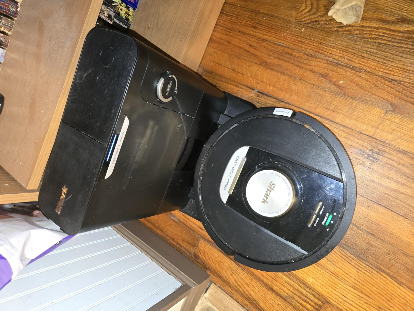 Shark PowerDetect Self-Empty Robot Vacuum with NeverStuck Technology, Auto Deep-Clean Carpets & Hardfloors, 30 Day Capacity HEPA Bagless Base, for Pet Hair, WiFi Black, AV2820S customer photo 2