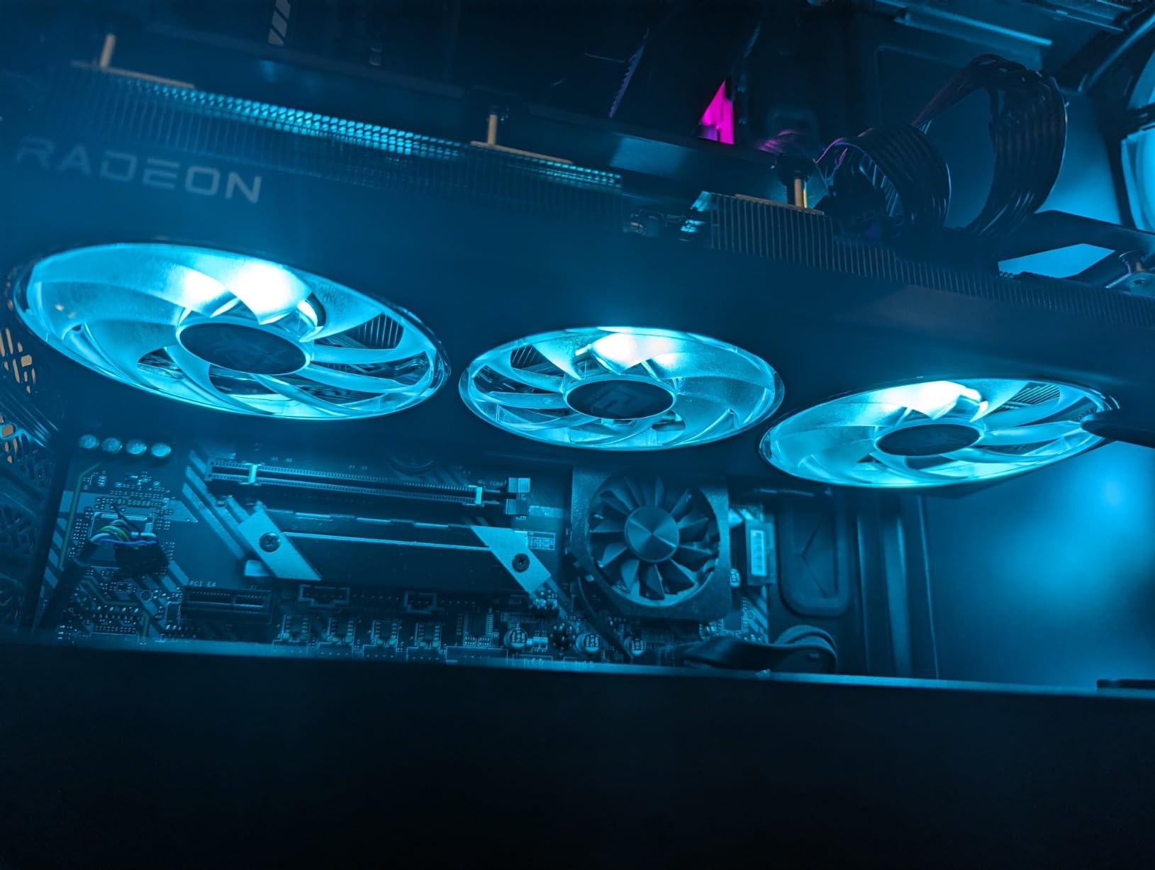 PowerColor Hellhound AMD Radeon RX 7800 XT 16GB GDDR6 Graphics Card customer photo 2