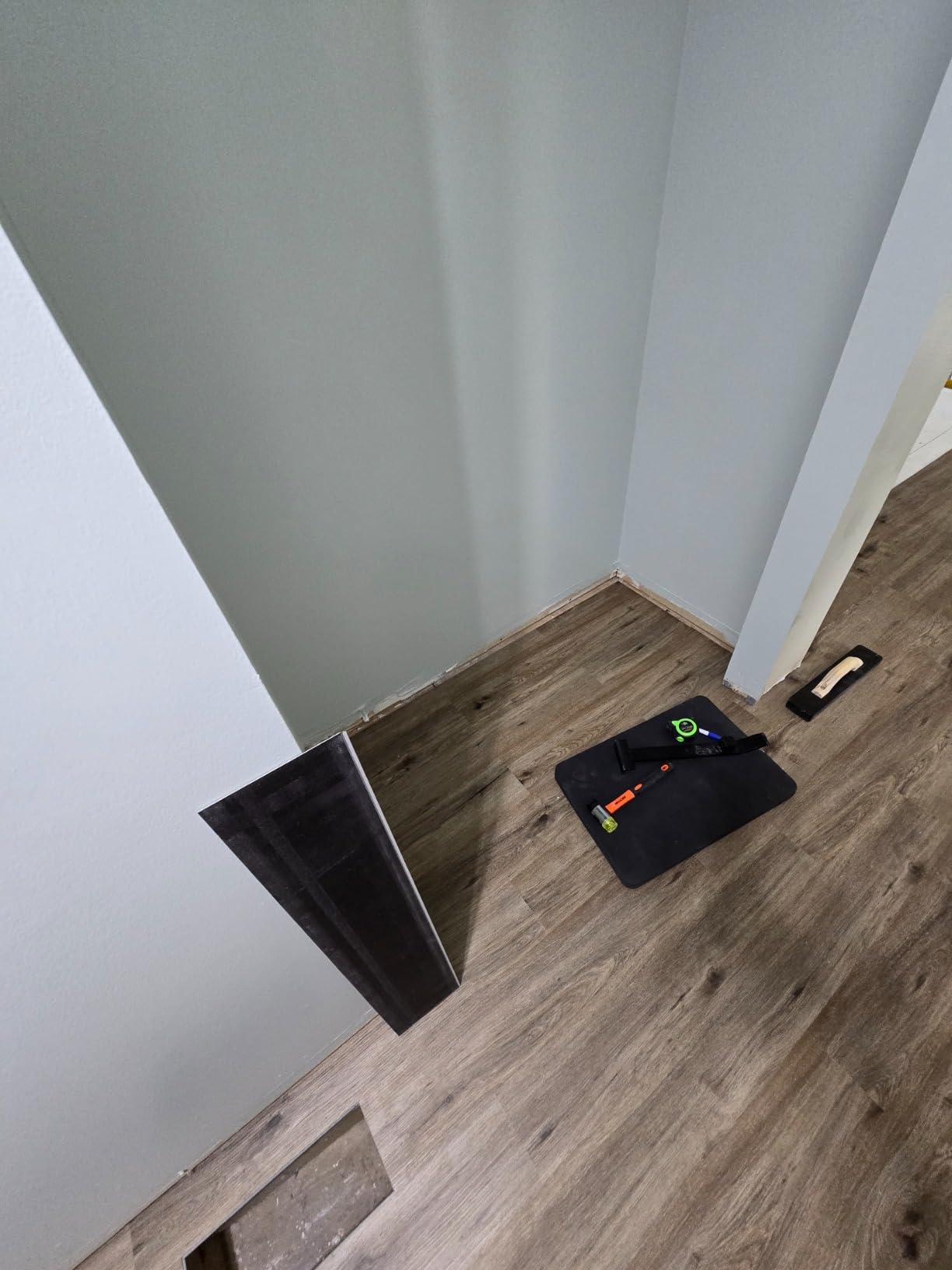 NAACOO Laminate/Vinyl Flooring Tools, Heavy Tapping Block for Vinyl Plank Floor - Knock 1-2 Times, Heavy Pull Bar, 40pc Flooring Spacers, Rubber Mallet - 4 in 1 Floor Installation Kit customer photo 2