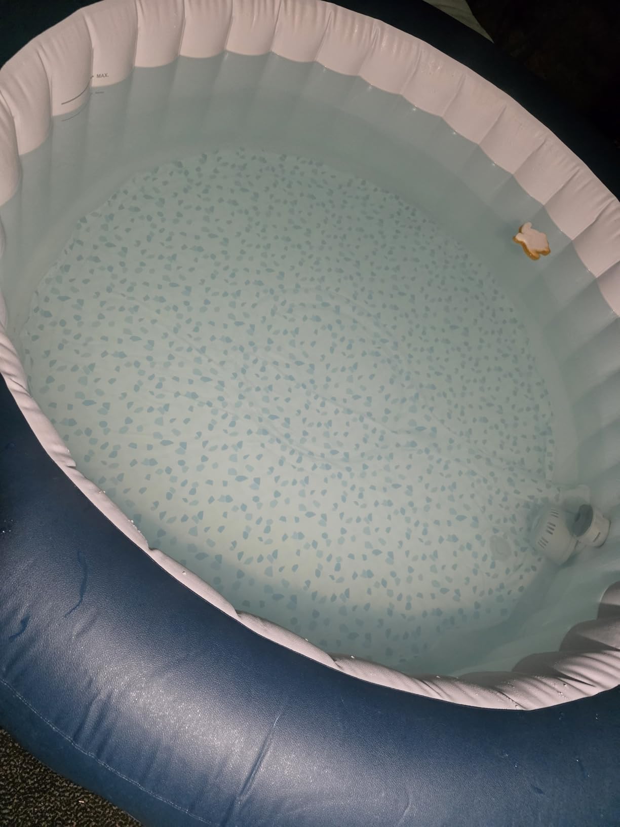 Bestway SaluSpa Milan 4 to 6 Person Inflatable Hot Tub, Round Energy-Efficient Portable Outdoor Spa with 140 AirJets, 77