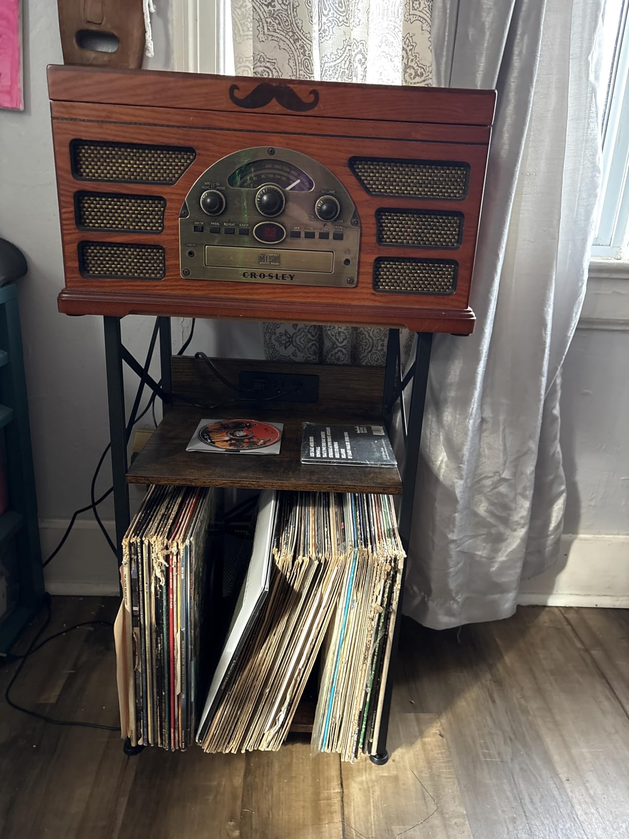 AMHANCIBLE Record Player Stand with Charging Station, Turntable Stand with Storage Cabinet, 3 Tier End Table Hold Up to 100 Albums, Record Table for Vinyl, Living Room, Rustic Brown customer photo 1