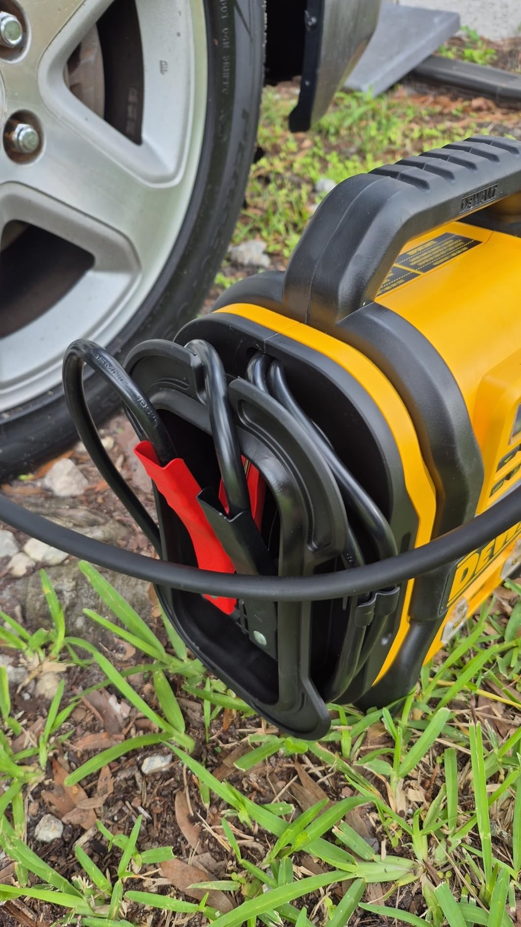 DEWALT DXAEPS14 2000 Peak Battery Amp 12V Automotive Battery Booster Jump Starter/Power Station with 120 PSI Compressor, 500W AC Power Inverter, and 15W USBa & 25W USB Ports customer photo 1