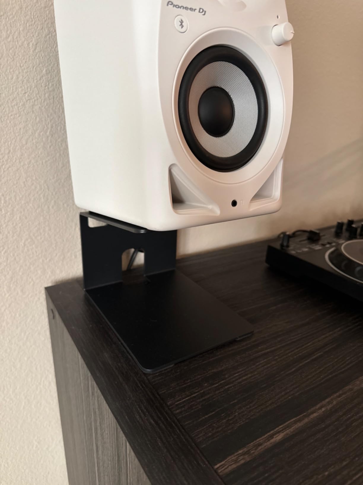 Desktop Speaker Stands with Vibration Absorption Pads, Metal Bookshelf Speaker Stands - Studio Monitor Support, 30lbs Load Capacity, 5 Incline, Black customer photo 2