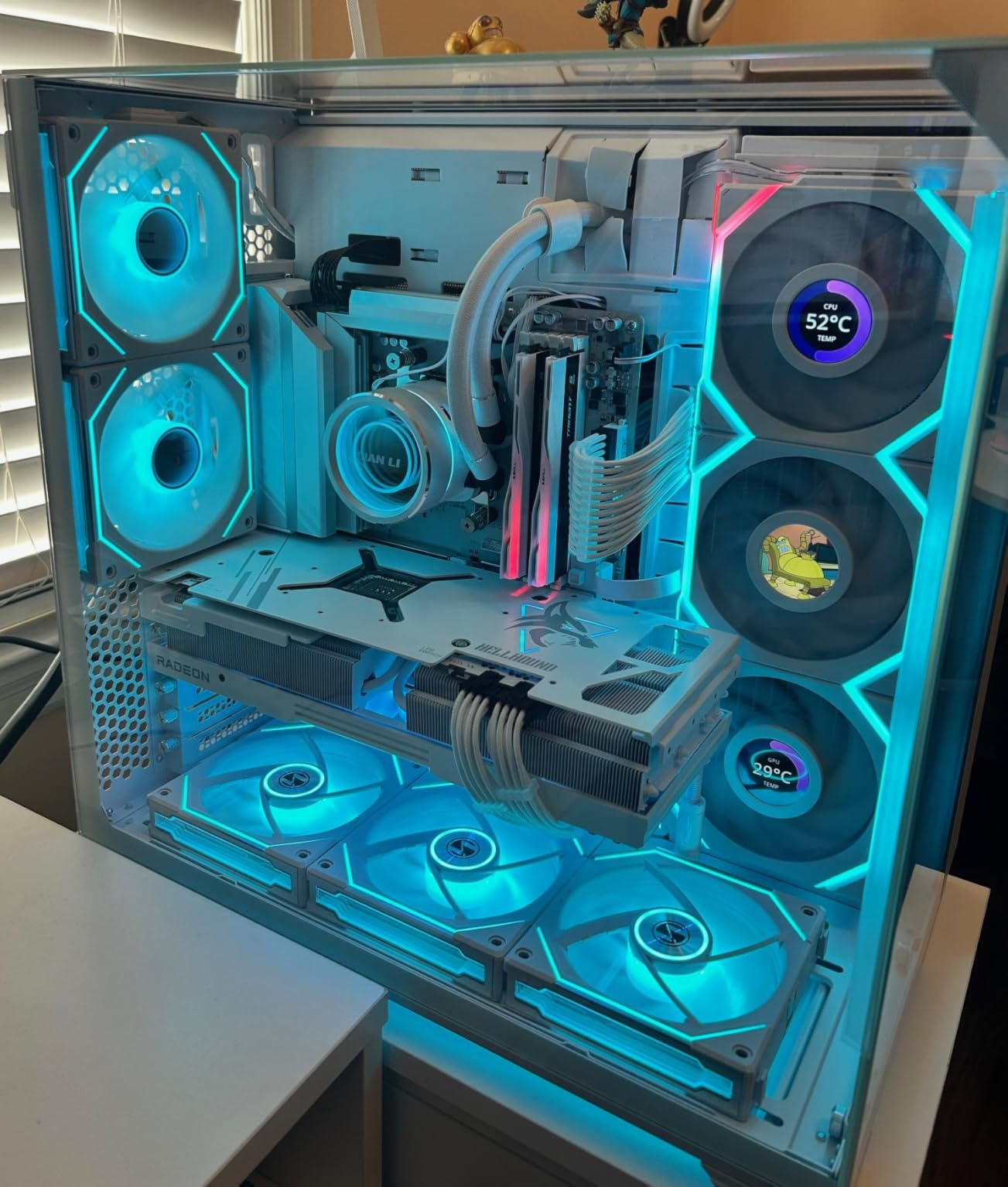 Lian Li O11 Vision - Triple Tempered Glass Panels - Dual-Chamber ATX Mid Tower PC Case - Up to 2 × 360mm Radiators - Removable Motherboard Tray for PC Building - Up to 455mm Large GPUs (O11VX.US) customer photo 2