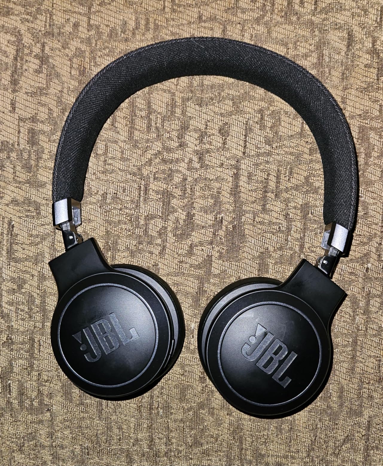 JBL Live 670NC Wireless On-Ear Headphones with Adaptive Noise Cancelling with Smart Ambient customer photo 1