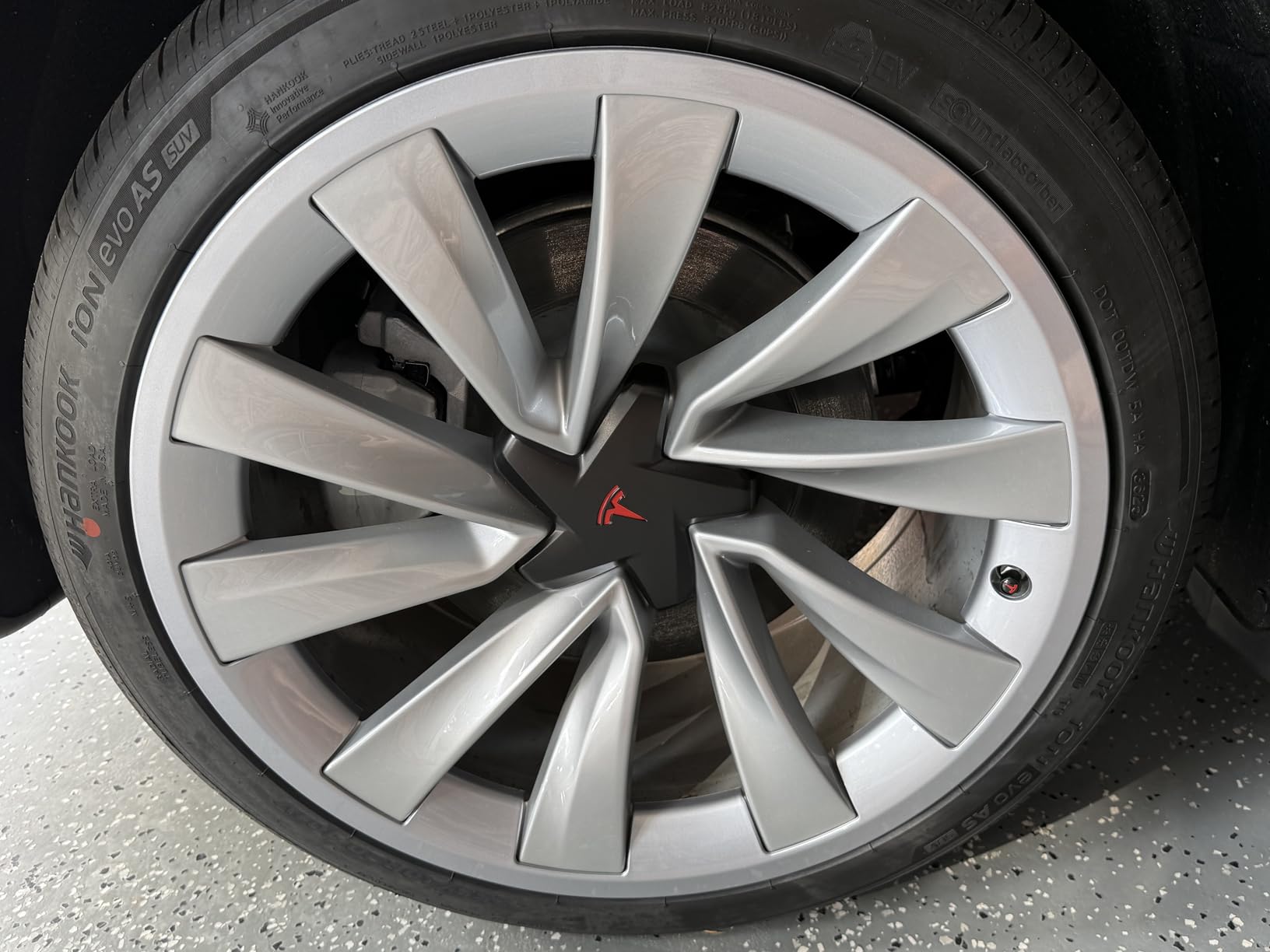Model Y All-in-one Wheel Rim Protector for Tesla Model Y 21'' Uberturbine Wheel - Strips for Curb Rash Prevention - Set of 4 Rim Protector Easy to Install(Gunpowder,21'') customer photo 1