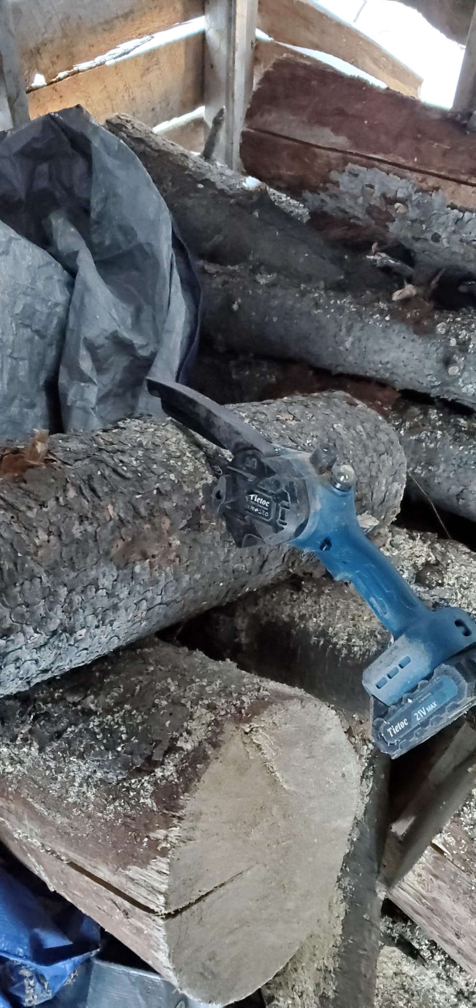 Tietoc Mini Chainsaw, 6 Inch Chain Saw Cordless, 880W Powerful Electric Handheld Chainsaw with Automatic Oiler, with 2 Batteries and 2 Chains customer photo 2
