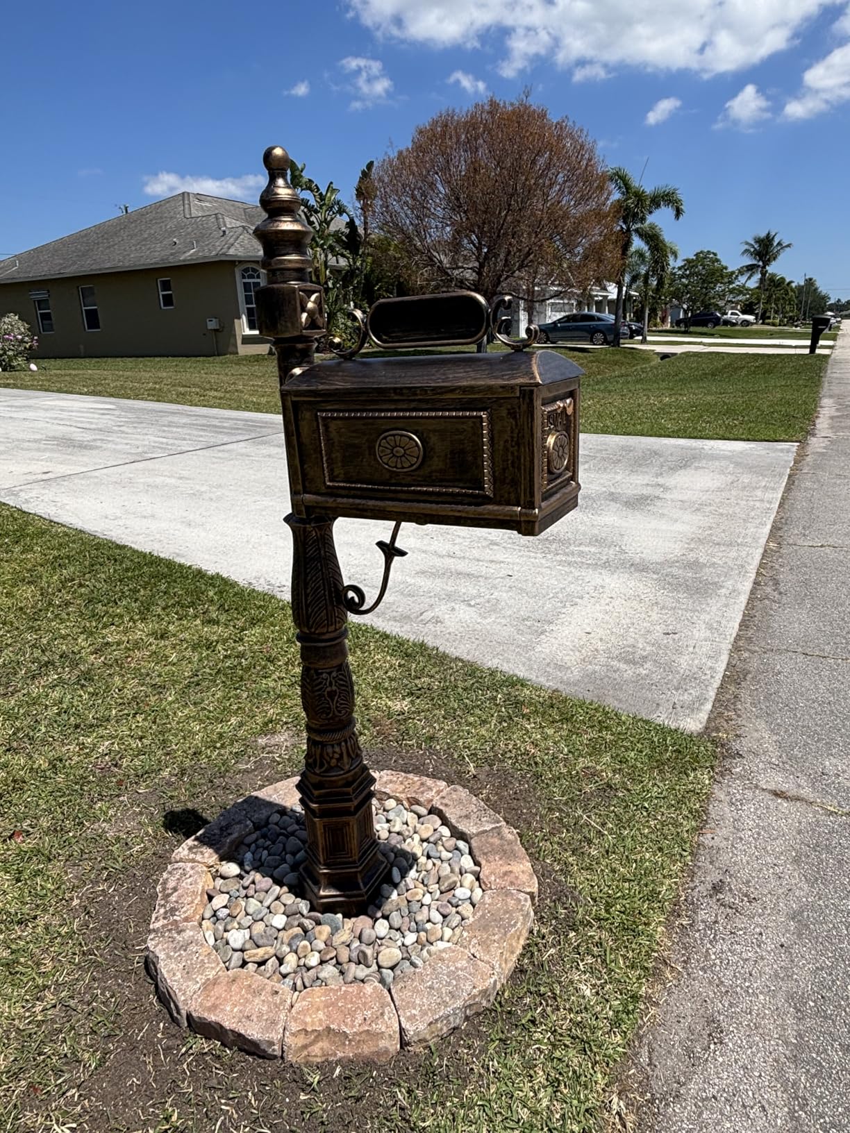 Outvita Cast Aluminum Mailbox, Barcelona Decorative Post Mailbox, Rust-Proof Large Security Heavy Duty Mailbox (Bronze) customer photo 2
