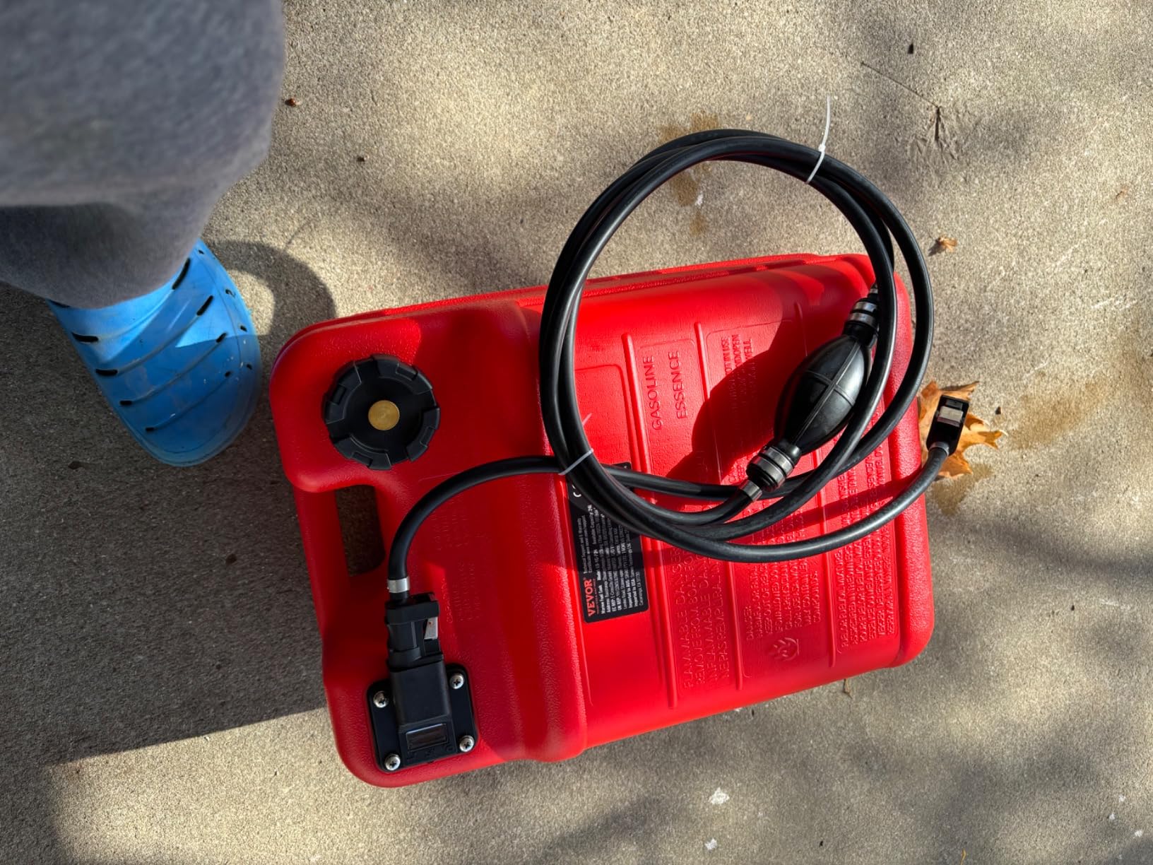 VEVOR Marine Tank, 6.34-Gallon/24-L Portable Tank with 9.8ft Hose, Gauge for Outboard Engine, Yacht, Fishing, Deck Boat, Red customer photo 1