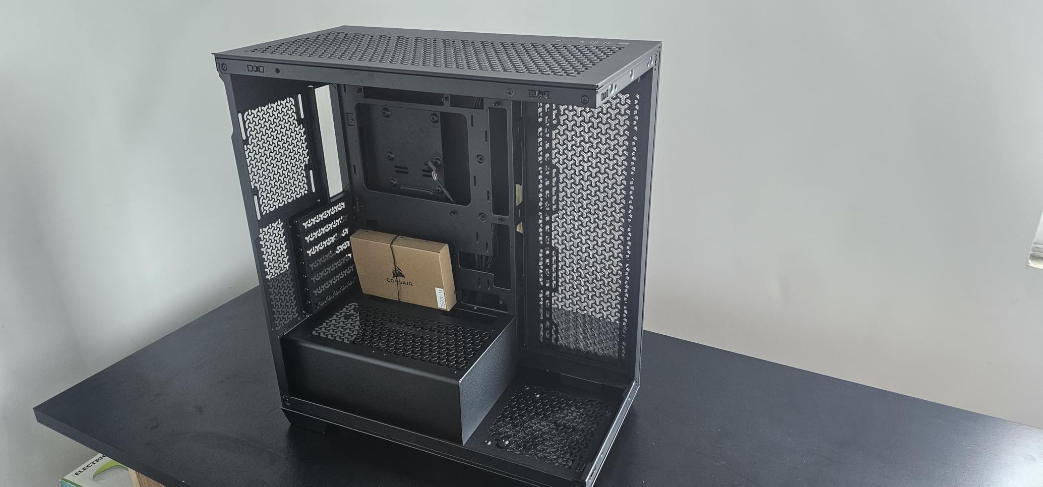 CORSAIR 3500X Mid-Tower ATX PC Case - Panoramic Tempered Glass - Reverse Connection Motherboard Compatible - No Fans Included - Black customer photo 2