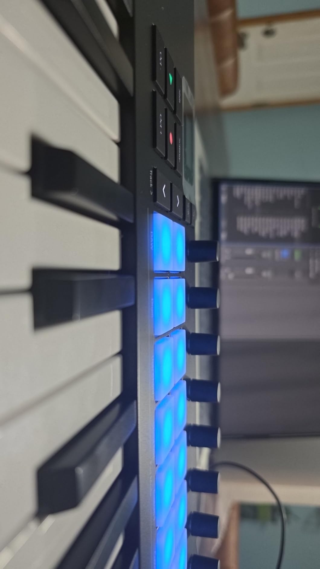 Novation Launchkey Mini 37 MK4 - Portable 37 Mini-Key, USB, MIDI Keyboard Controller with DAW Integration. Chord Mode, Scale Mode, Drum Pads, and Arpeggiator customer photo 2