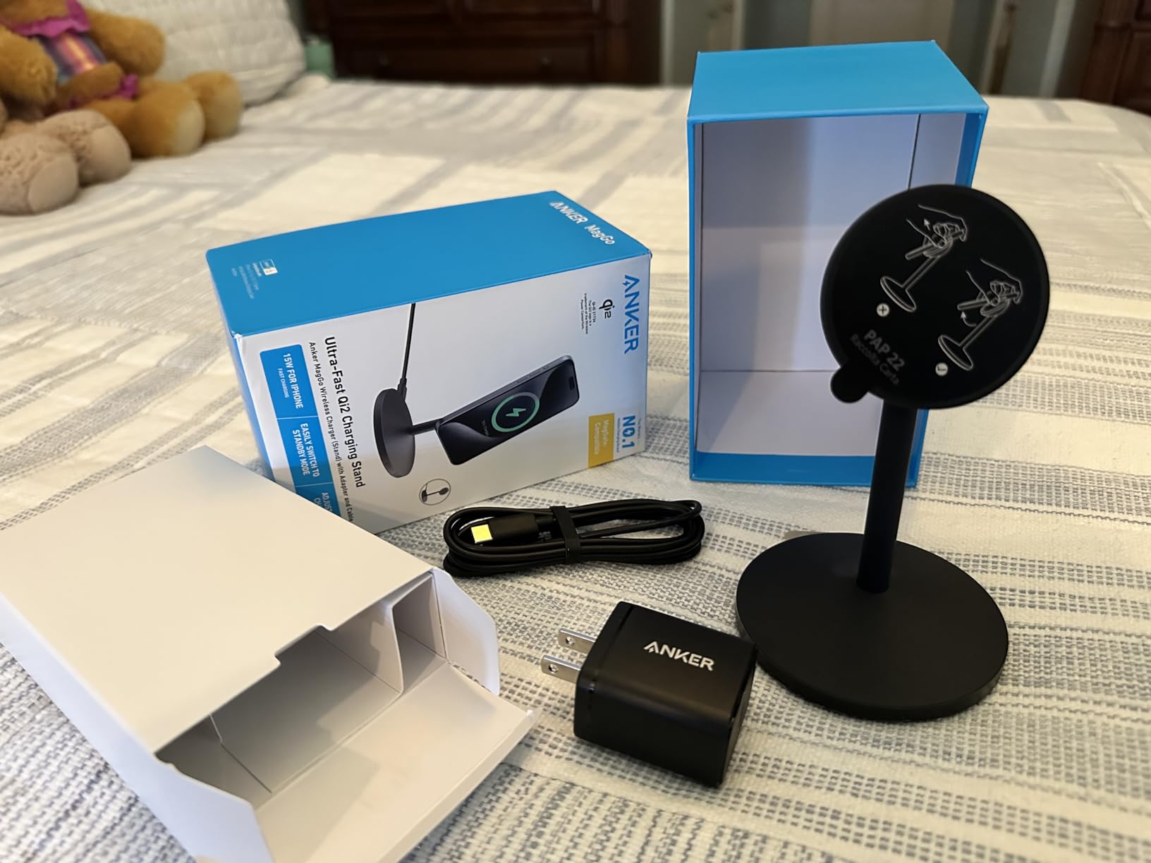 Anker MagGo iPhone 17 MagSafe Charger Compatible Stand, 15W Fast Magnetic Wireless Charging Station, Qi2 Certified 360 Wireless Charger, Magnetic Stand for iPhone 17/16/15/14/13 Series (With Adapter) customer photo 2