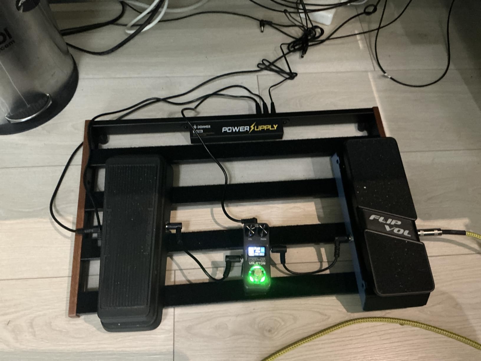 Donner Guitar Pedal Board with Built-in Power Supply, Aluminium Alloy Small Pedalboard, DB-P100, 2.1Lb, 19.7 * 5.0 * 1.8