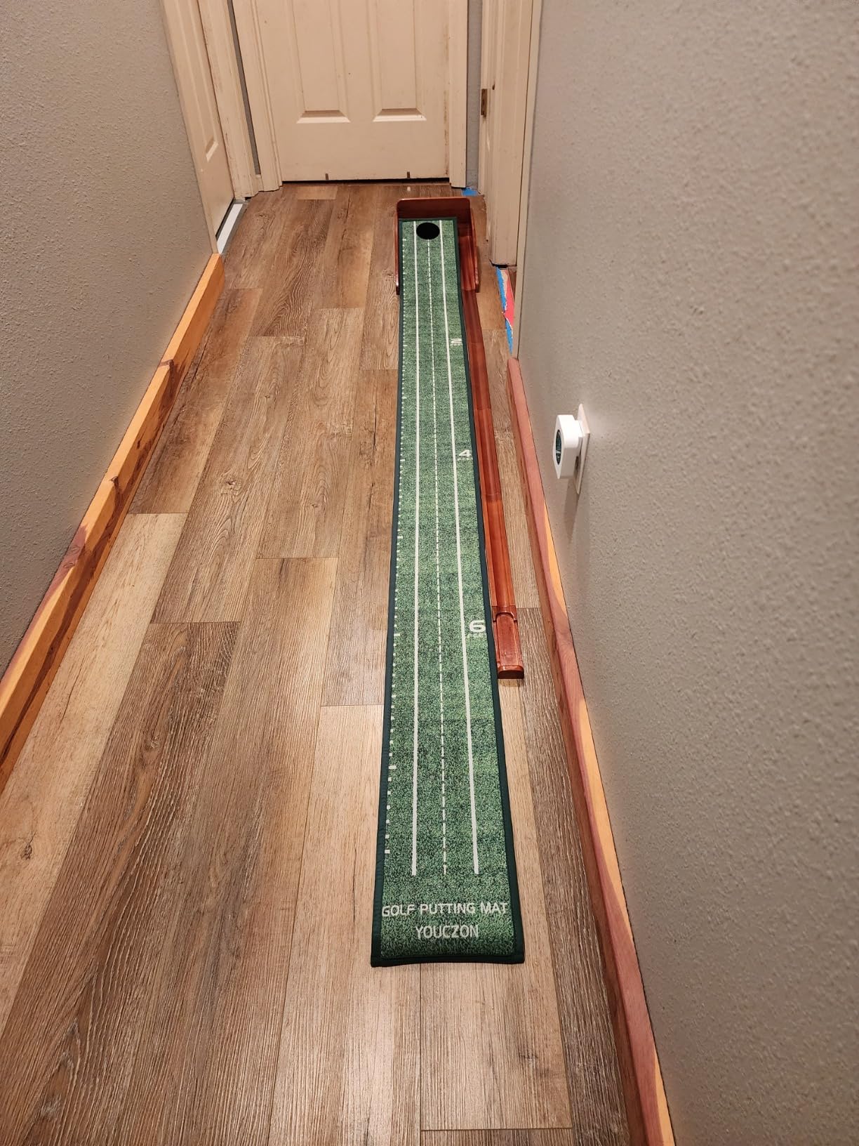 YOUCZON Putting Green Indoor, Golf Putting Mat with Auto Ball Return, Premium Crystal Velvet Surface, Practice Putting mat, Perfect Training Aid & Gift for Golf Lovers customer photo 2