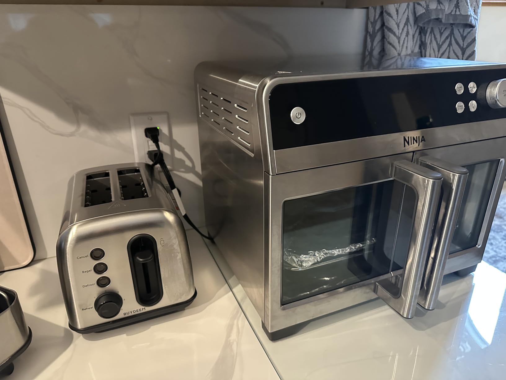 BUYDEEM DT420 2 Slice Toaster, Stainless Steel Toaster with Extra Wide Slots for Bagels, Muffins, High Lift Lever, 6 Shade Settings, Retro Sliver customer photo 1