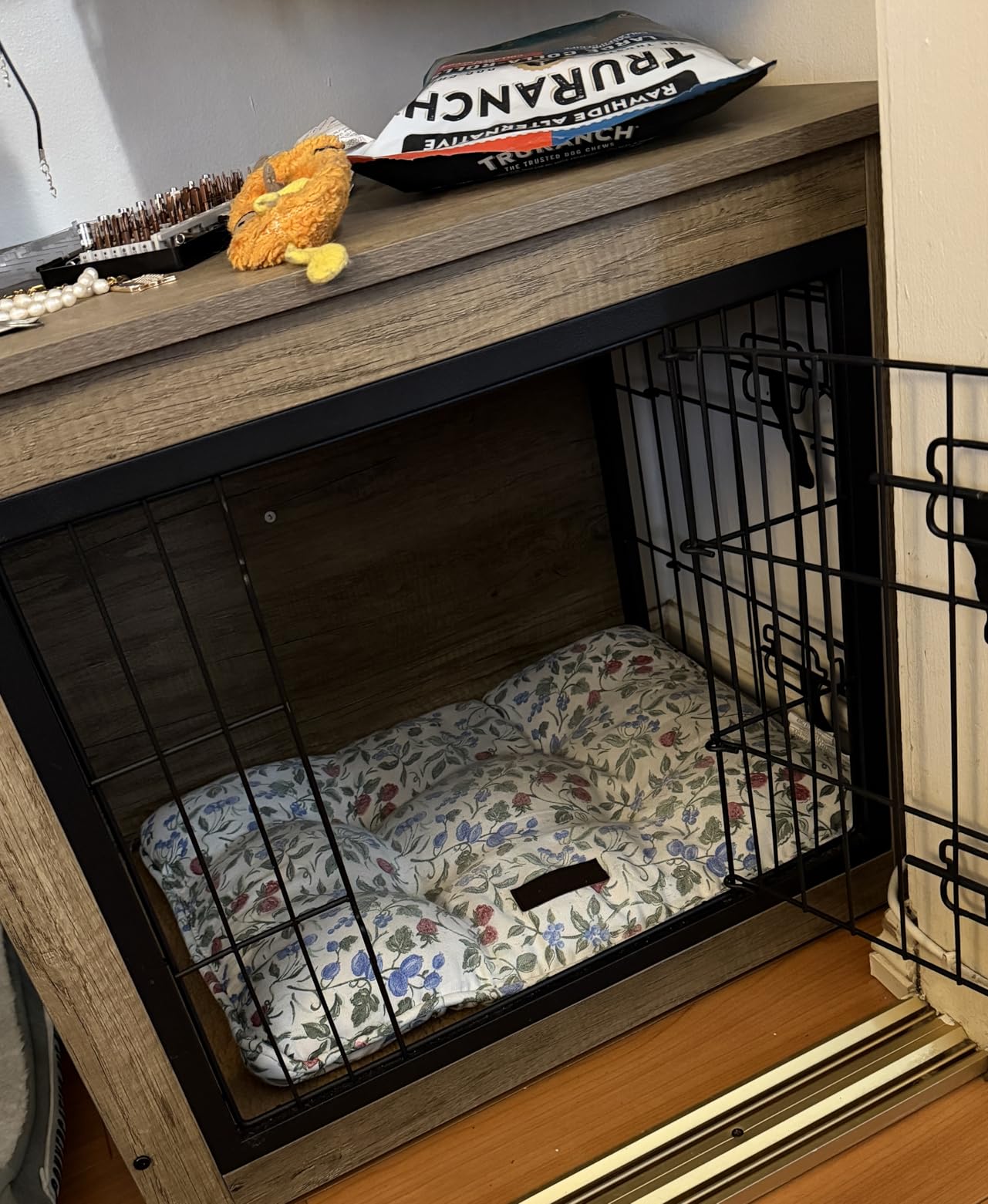 Yaheetech 27.5'' Dog Crate Furniture with Cushion Wooden Dog Crate with Double Doors/Adjustable Feet Side End Table for Small/Medium Dogs, Greige customer photo 1