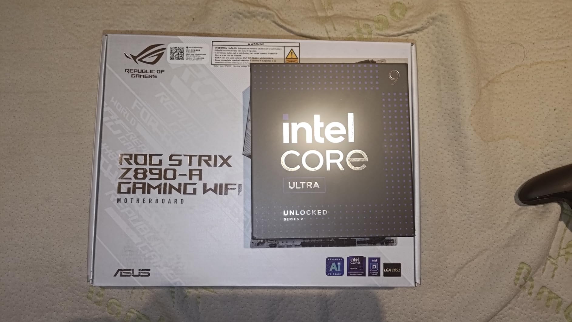 Intel Core Ultra 9 Desktop Processor 285K - 24 cores (8 P-cores + 16 E-cores) up to 5.7 GHz unlocked - 40 MB Cache - Compatible with Intel 800 series chipset-based motherboards - Intel customer photo 2