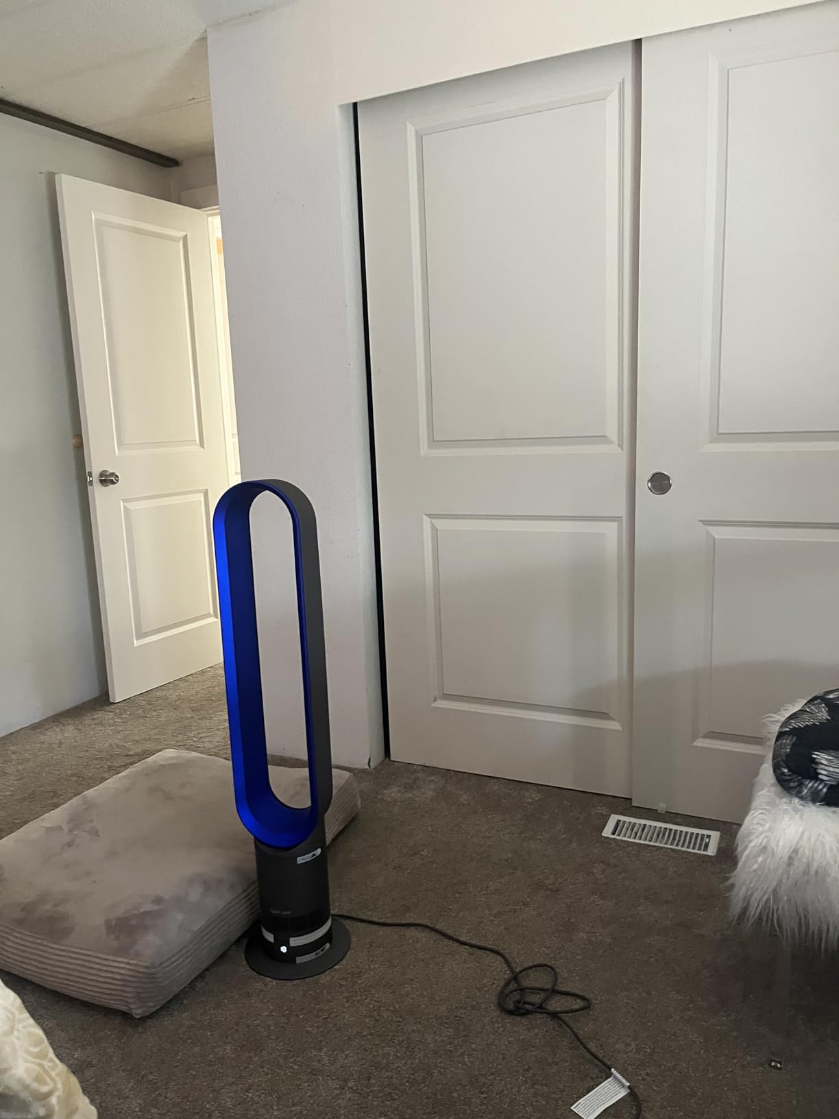 Dyson Cool AM07 Air Multiplier Bladeless Tower Fan, 70deg oscillation, 10 levels (Iron/Blue) customer photo 1