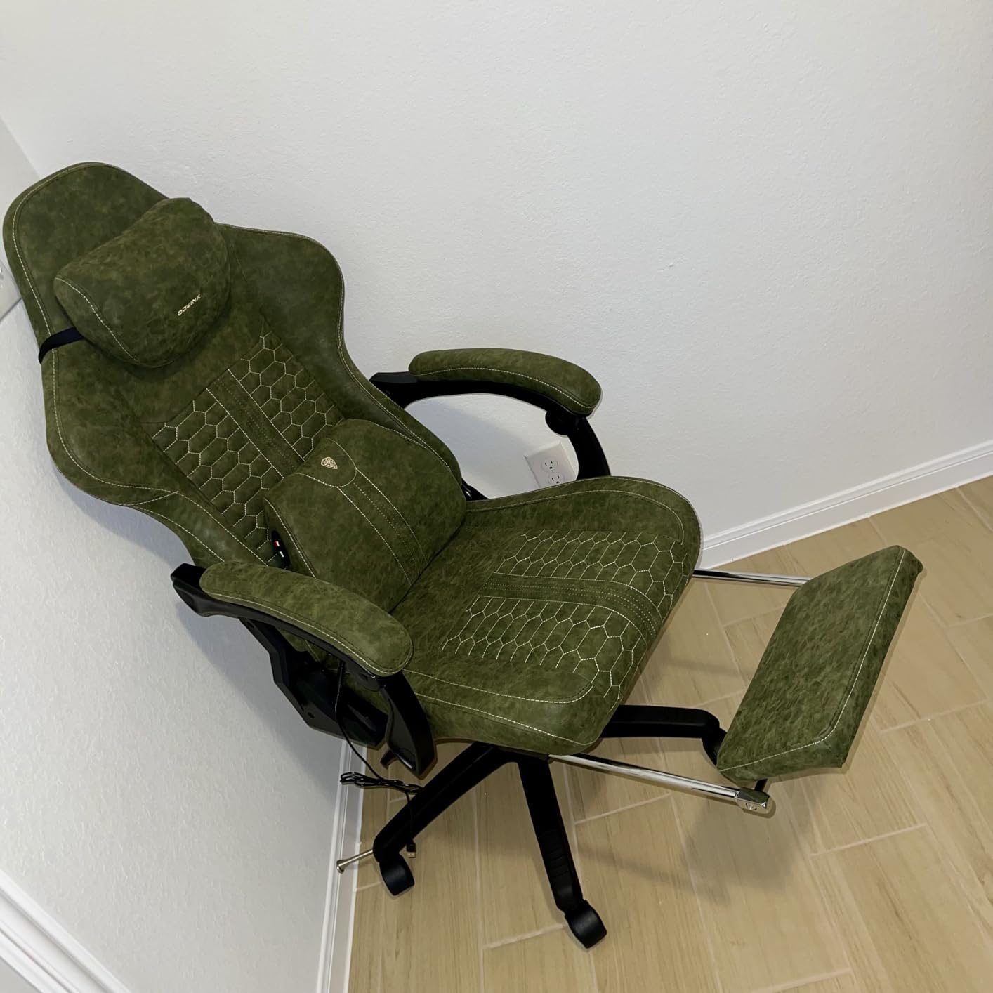 Dowinx Big & Tall Vintage Gaming Chair for Adults, 400 lb Capacity Heavy Duty Ergonomic Computer Chair with Massage Lumbar, Footrest & Easy Side Recline (Brown) customer photo 2