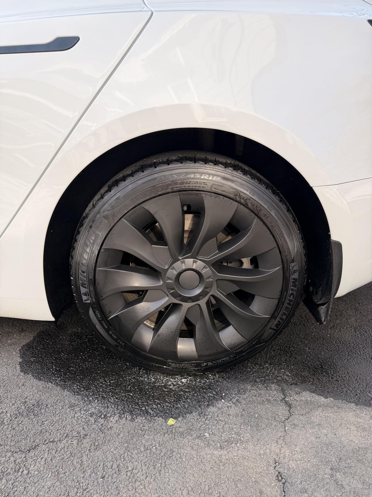 VEVOR Wheel Rim Cover Hubcaps, 18 in, 2017-2023 Model 3 Fully Fit Hubcap with Snap, Guard Tape & Valve Nozzle Hole, ABS & PC Hubcap with High Rigidity & Less Wind Drag, Fits for All Weather Use customer photo 1