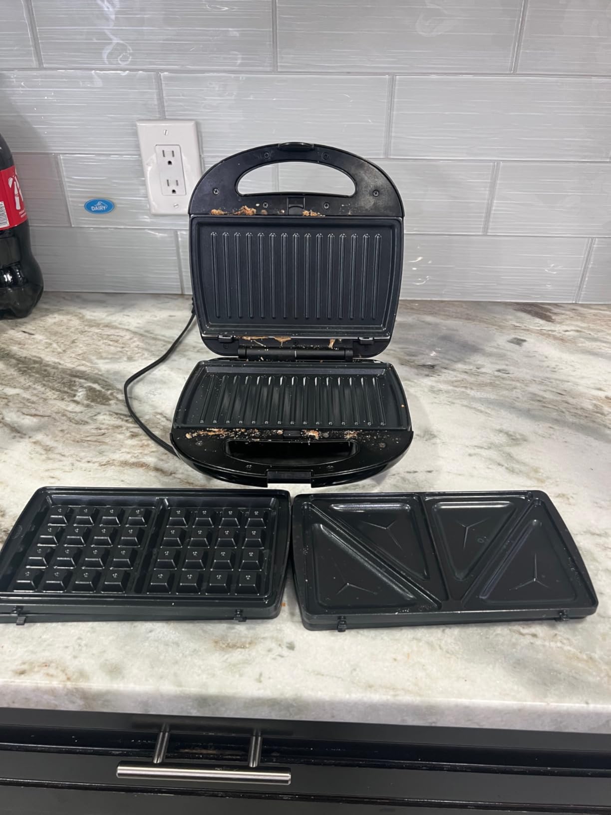 Amazon Basics Belgian Waffle Maker with 8-inch Round Ceramic Non-Stick Plate, Browning Control, Black customer photo 1