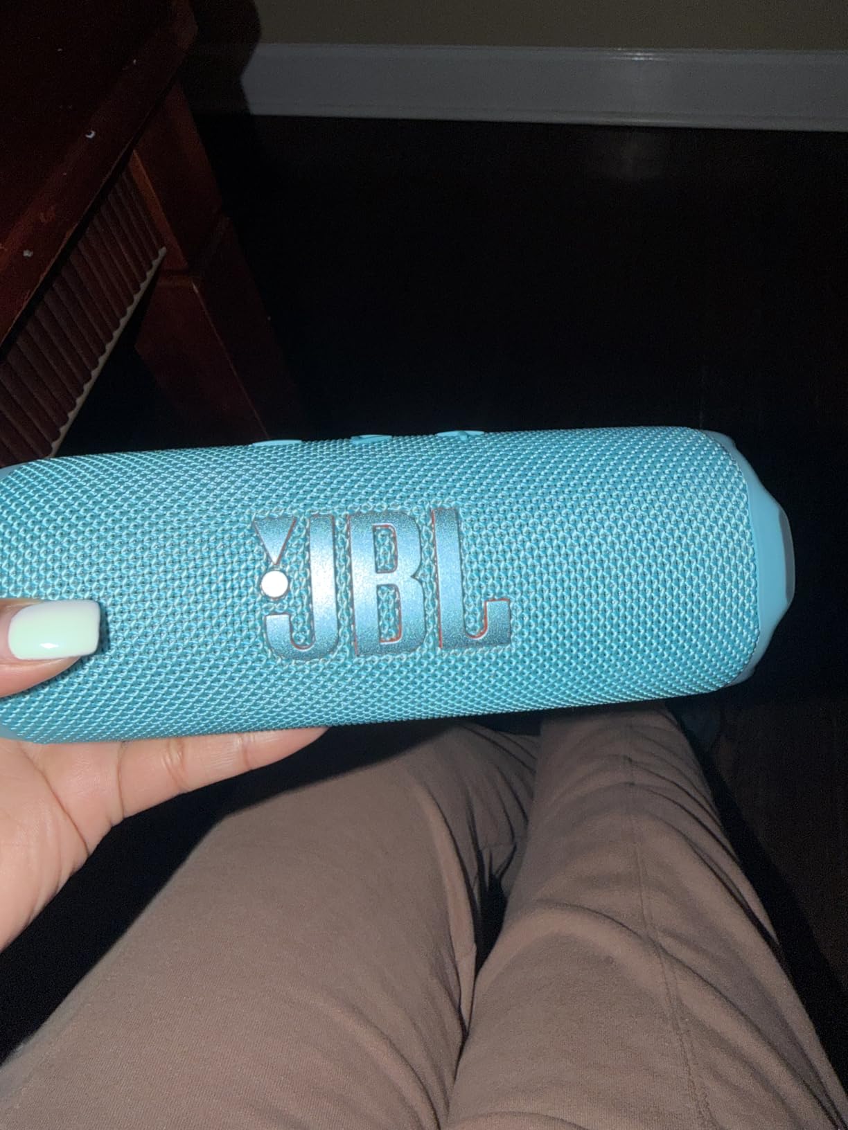 JBL Flip 7 - Portable Waterproof and Drop-Proof Speaker, Bold JBL Pro Sound with AI Sound Boost, 16Hrs of Playtime, and PushLock System with Interchangeable Accessories (Sand) customer photo 2
