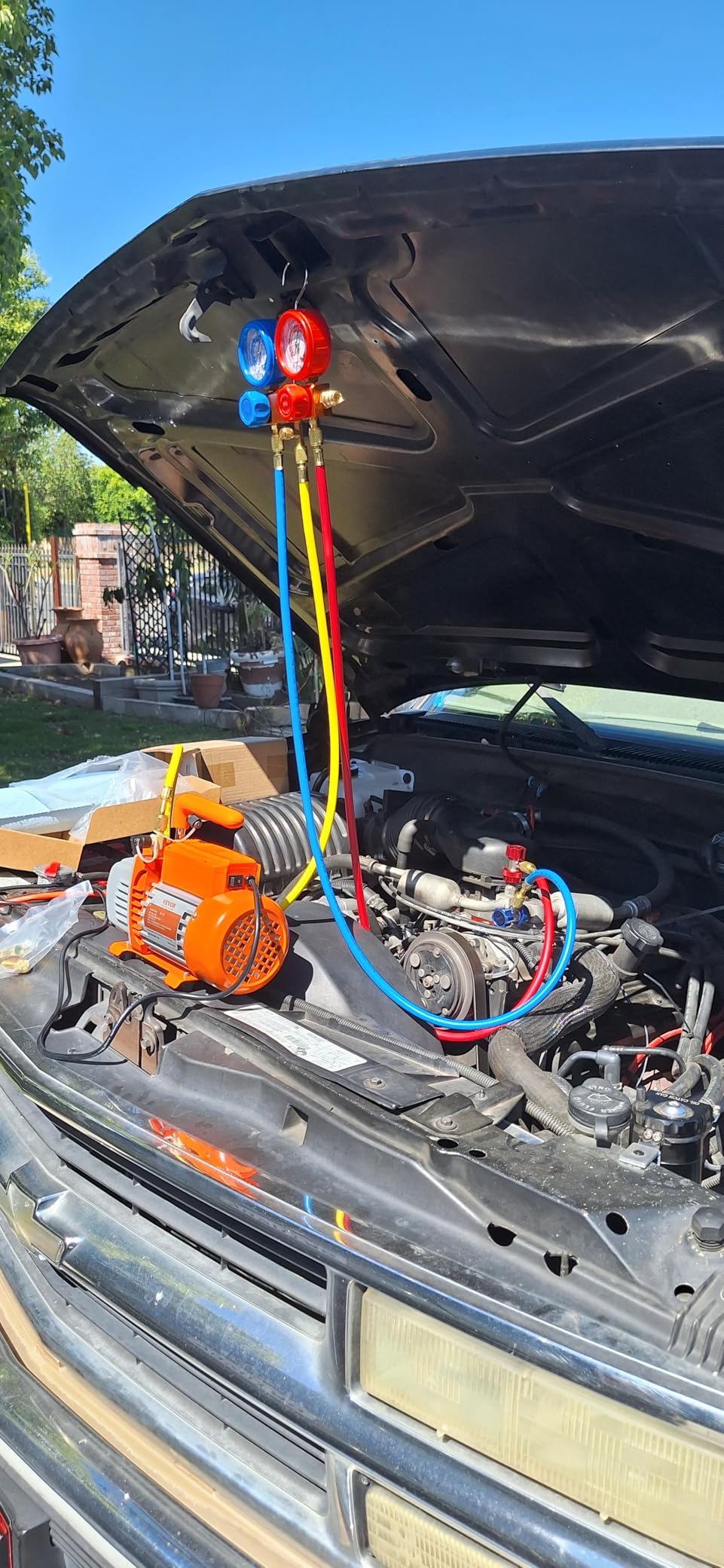 VEVOR 4.5 CFM AC Vacuum Pump and Gauge Set, Single Stage Rotary Vane HVAC Air Vacuum Pump, A/C Refrigerant Manifold Gauge Kit, with Leak Detector Hoses, for R134a, R12, R22, R502a, R410A, R404, R407C customer photo 1