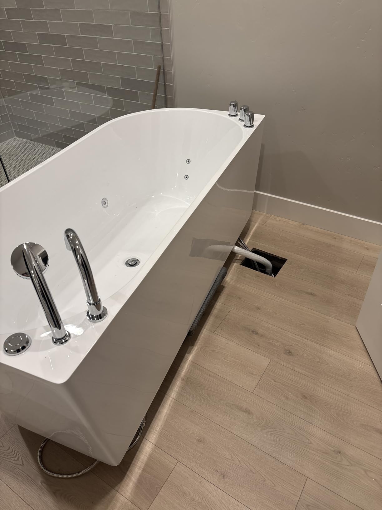 Empava 59 in. Acrylic Freestanding Tub Hydromassage Gracefully Oval Shaped Whirlpool 8 Water Jets Soaking SPA, Double-Ended Massage Bathtub with Two Black Pillow customer photo 1