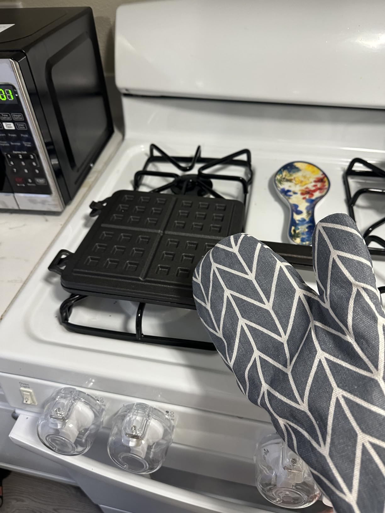 Sircles Cast Iron Waffle Maker - Makes 4 Square Belgian Waffles - Non Electric - Heavy Duty - Belgian Waffle Maker - 8.5 inch Square Waffles - E-book recipes customer photo 1