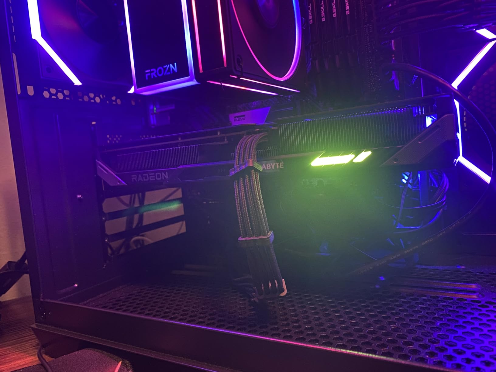 GIGABYTE Radeon RX 9060 XT Gaming OC 16G Graphics Card, PCIe 5.0, 16GB GDDR6, GV-R9060XTGAMING OC-16GD Video Card customer photo 2