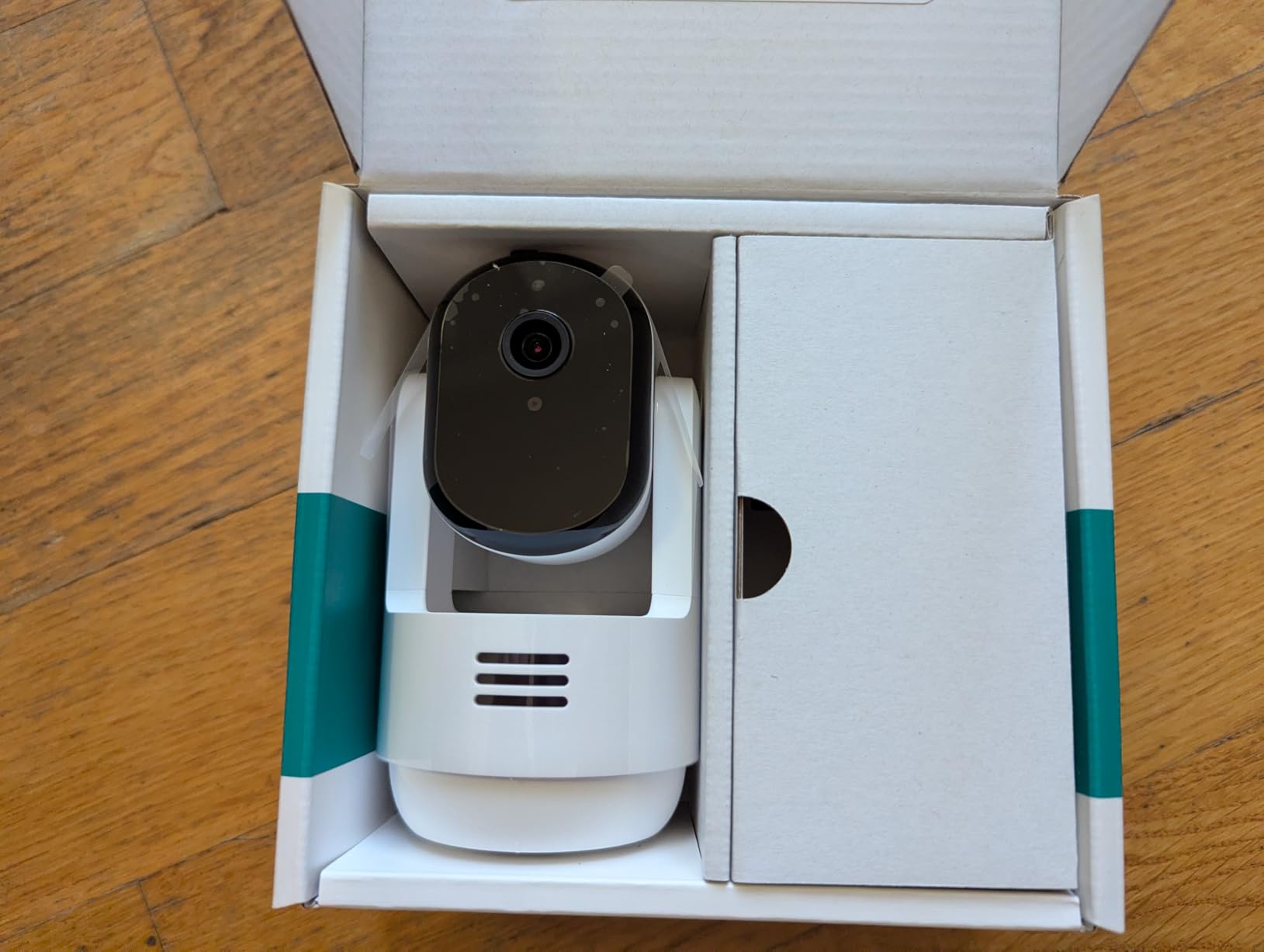 Arlo Essential Indoor Pan Tilt Security Camera 2K (2025 Release) + 6 Months of Secure Plus Plan - Wired Plug-in Power, Person Recognition, Animal Detection, Auto Motion Tracking, 1 Cam, White customer photo 2