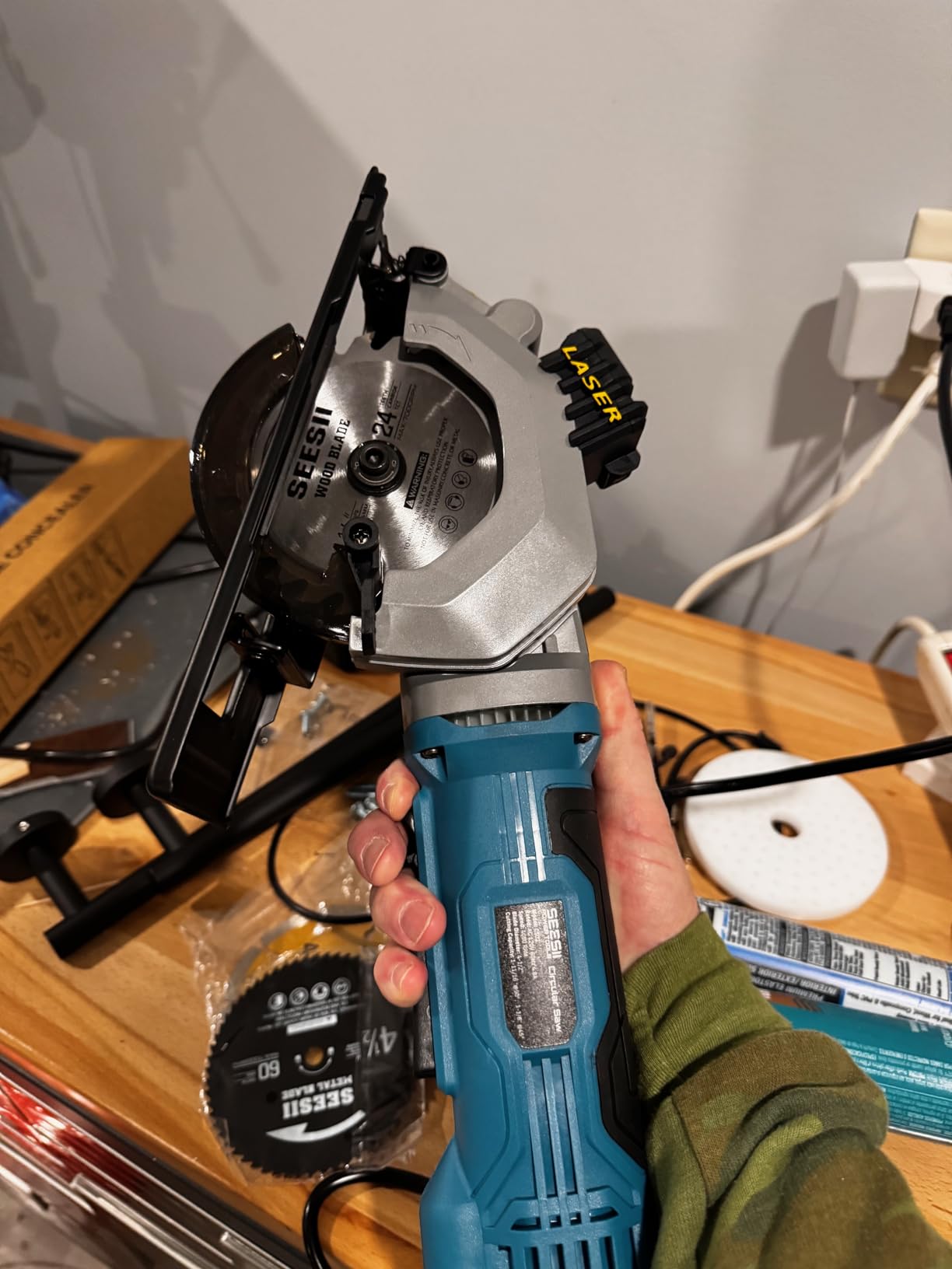 Seesii Mini Circular Saw with Laser Guide, 4.8A 4000 RPM Compact Corded Circular Saw with Rip Guide, 3 Blades (4-1/2