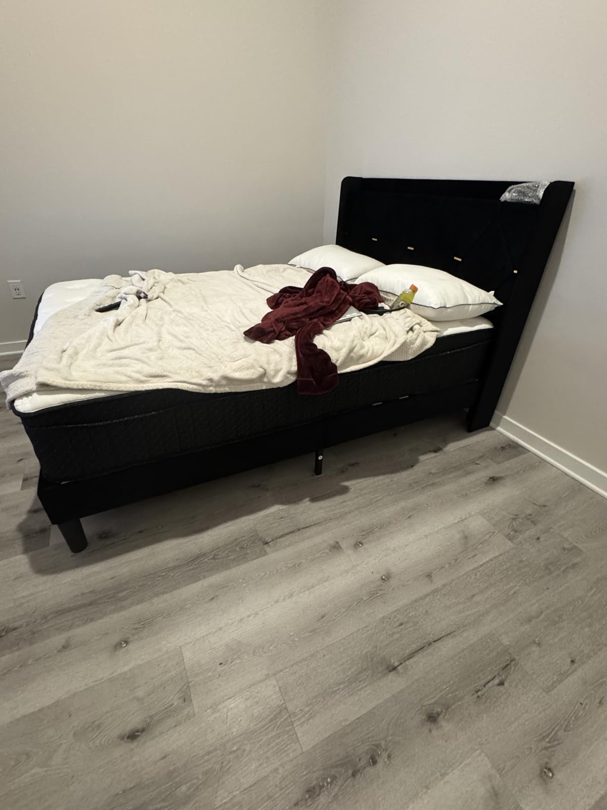 Ailis Queen Mattress, 12 Inch Queen Hybrid Mattress in a Box, Medium Firm with Upgraded Pocket Springs for Superior Motion Isolation, Strong Edge Support & Breathable Comfort customer photo 1