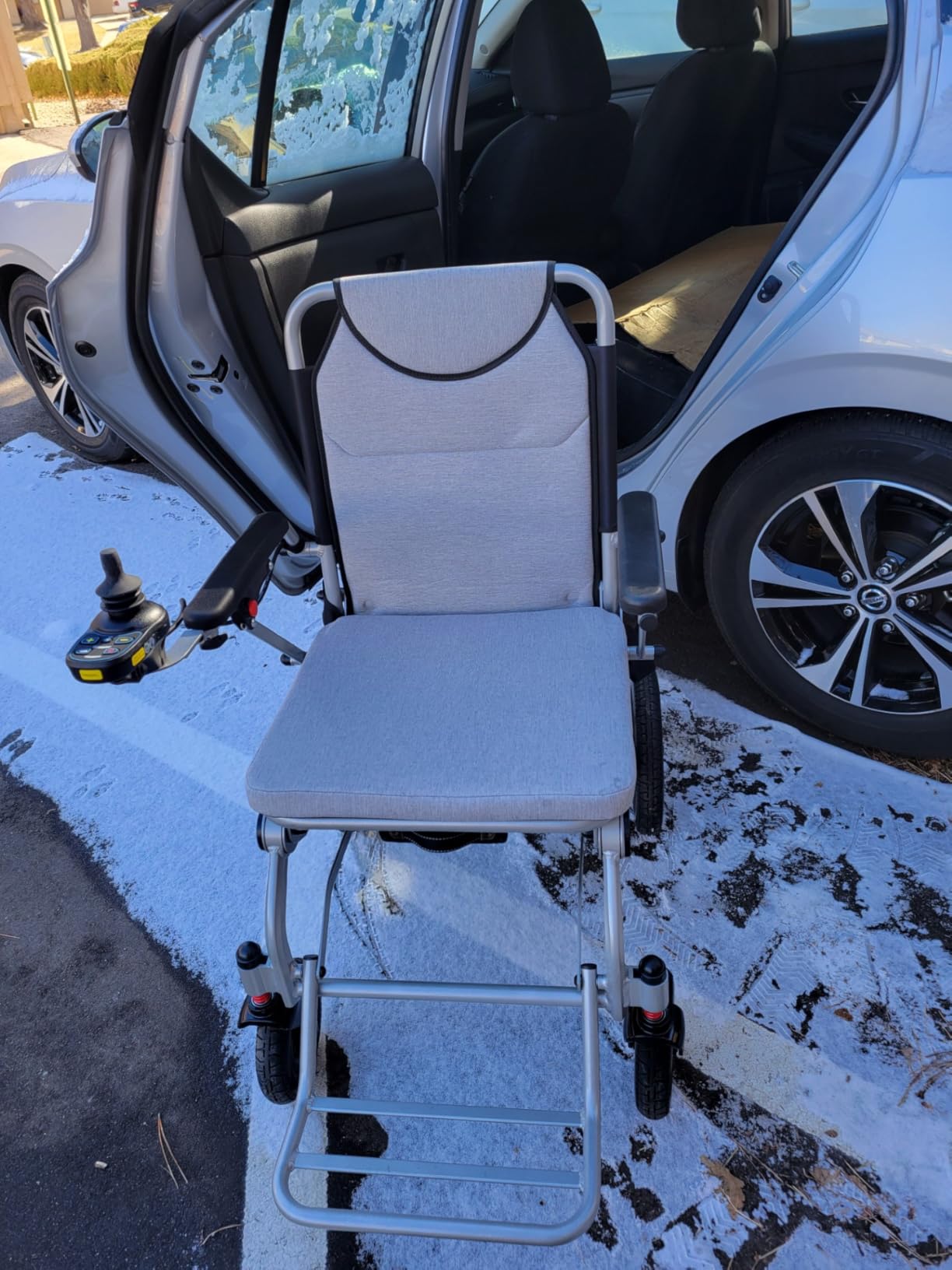 Foldable Electric Wheelchair for Adults, 500W High Power Electric Wheelchair, 350LBS Capacity & Ultimate Safety Design, All-Terrain Pneumatic Tires (Ultra-Light Carbon Fiber + Aluminum) customer photo 2